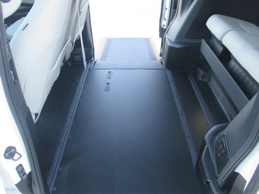 White Honda Odyssey image number 32