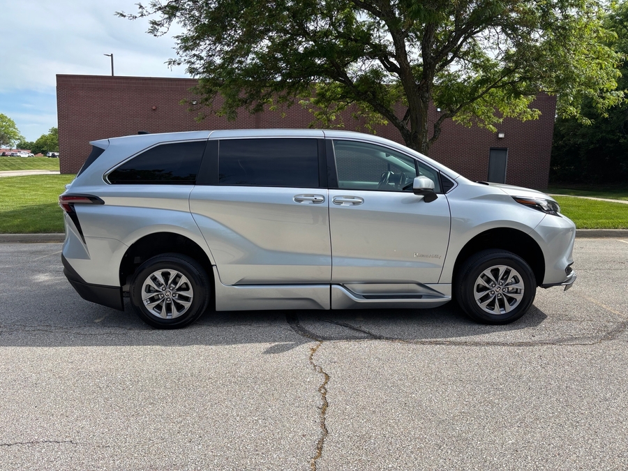 Used 2024 Toyota Sienna Hybrid LE - BraunAbility Side Entry Entry Fold Out Automatic Ramp