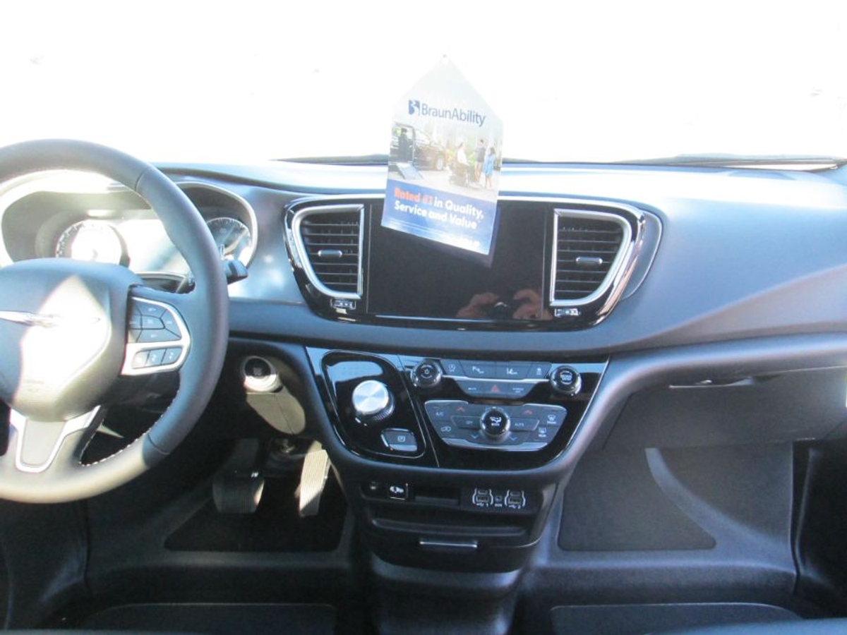 White Chrysler Voyager image number 11