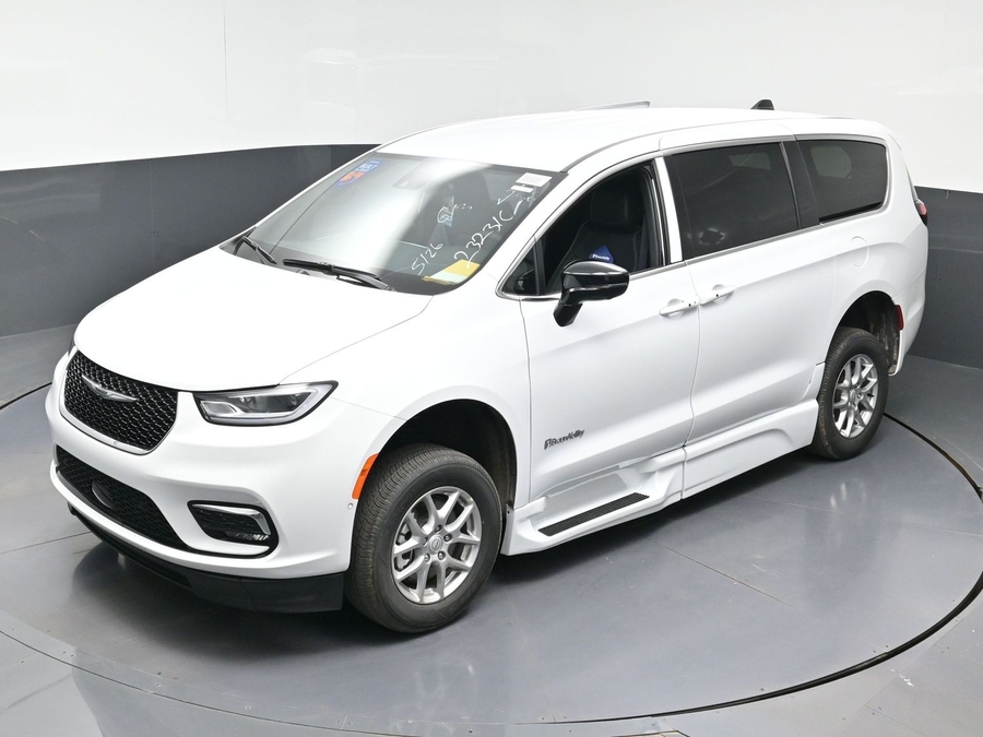 White Chrysler Pacifica image number 20