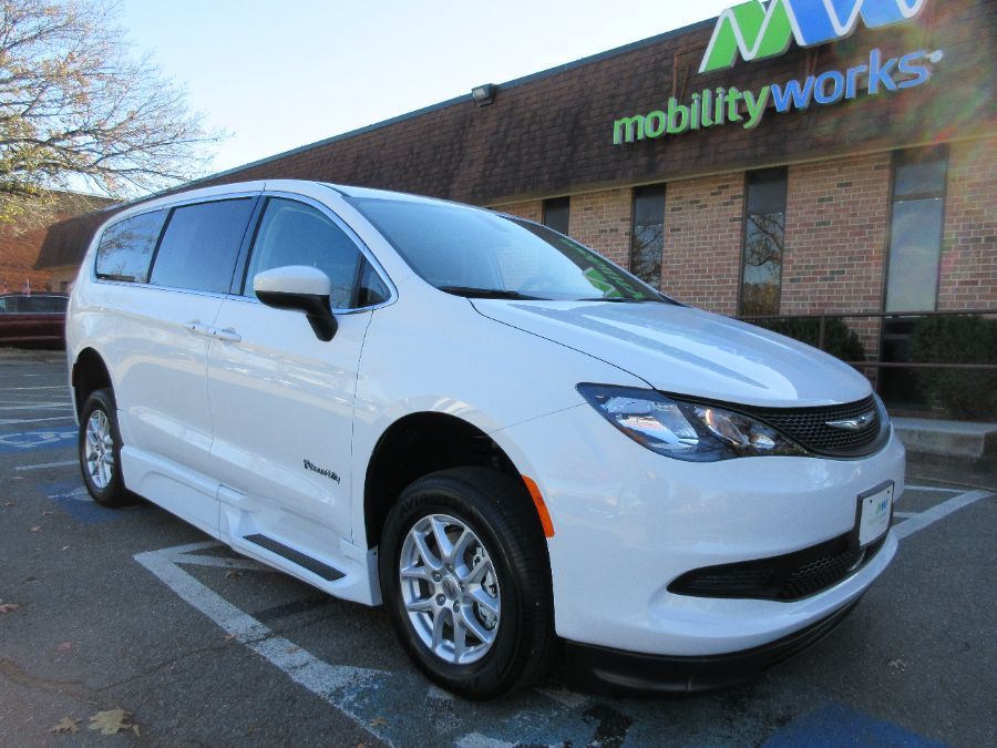 White Chrysler Voyager image number 4