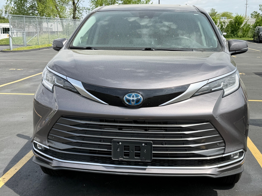 Used 2021 Toyota Sienna Hybrid Limited - BraunAbility Side Entry Entry Fold Out Automatic Ramp