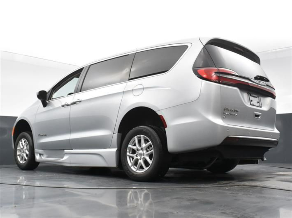 2023 CHRYSLER PACIFICA - Image 19