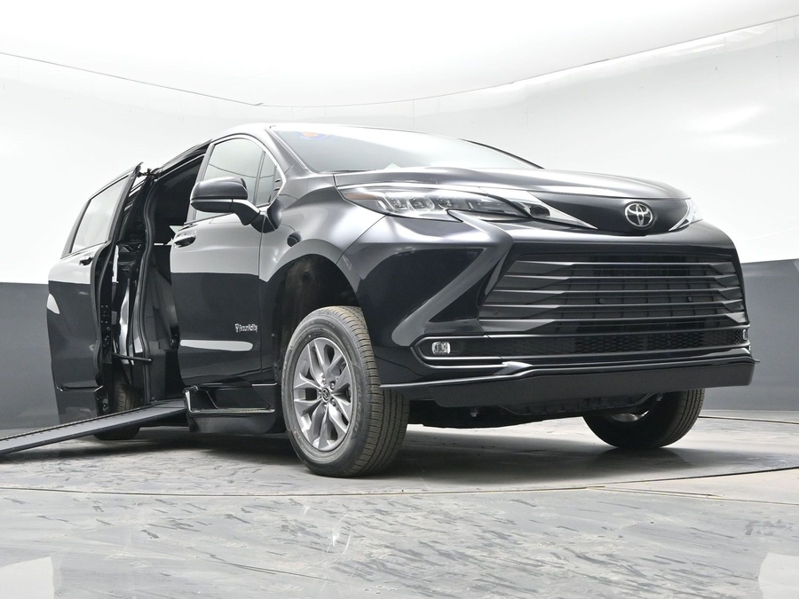 Black Toyota Sienna image number 18