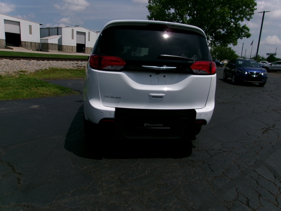 White Chrysler Voyager image number 19