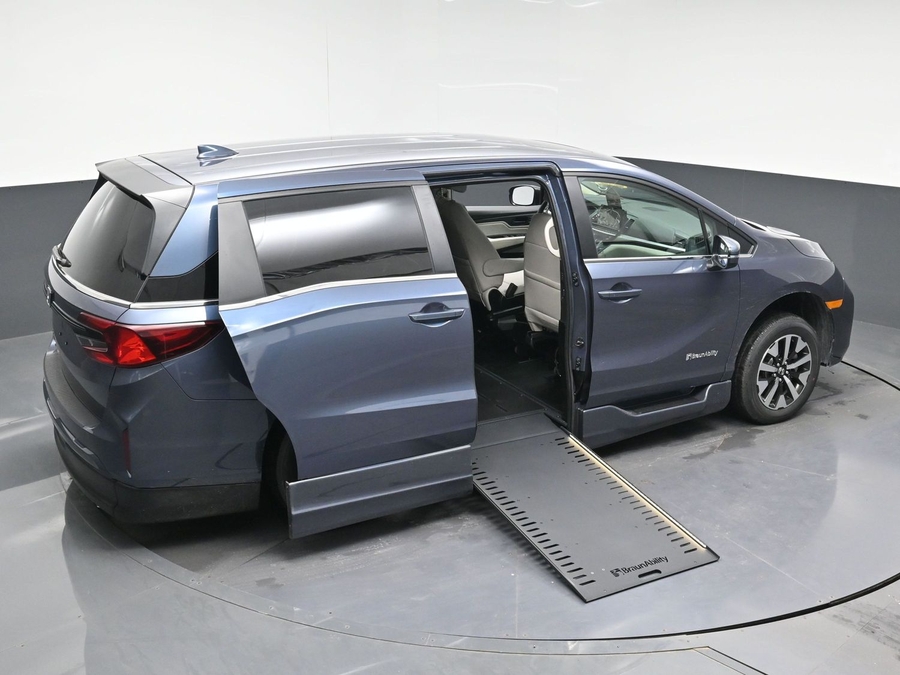 Blue Honda Odyssey image number 22