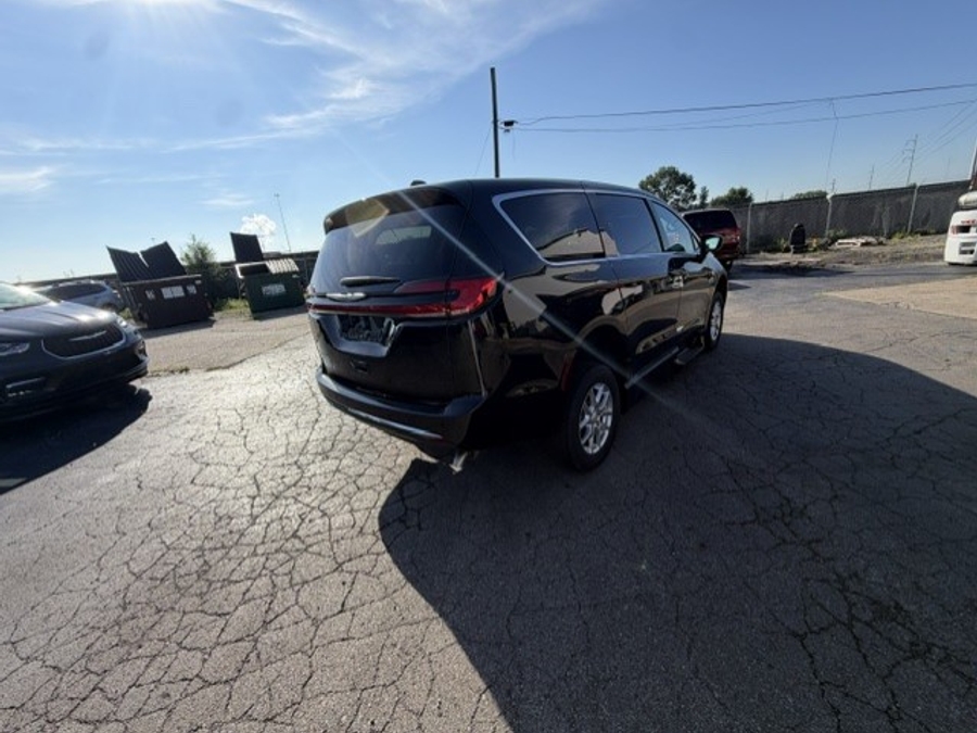 Black Chrysler Pacifica image number 4