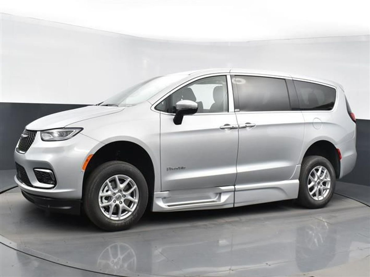 Silver Chrysler Pacifica image number 2