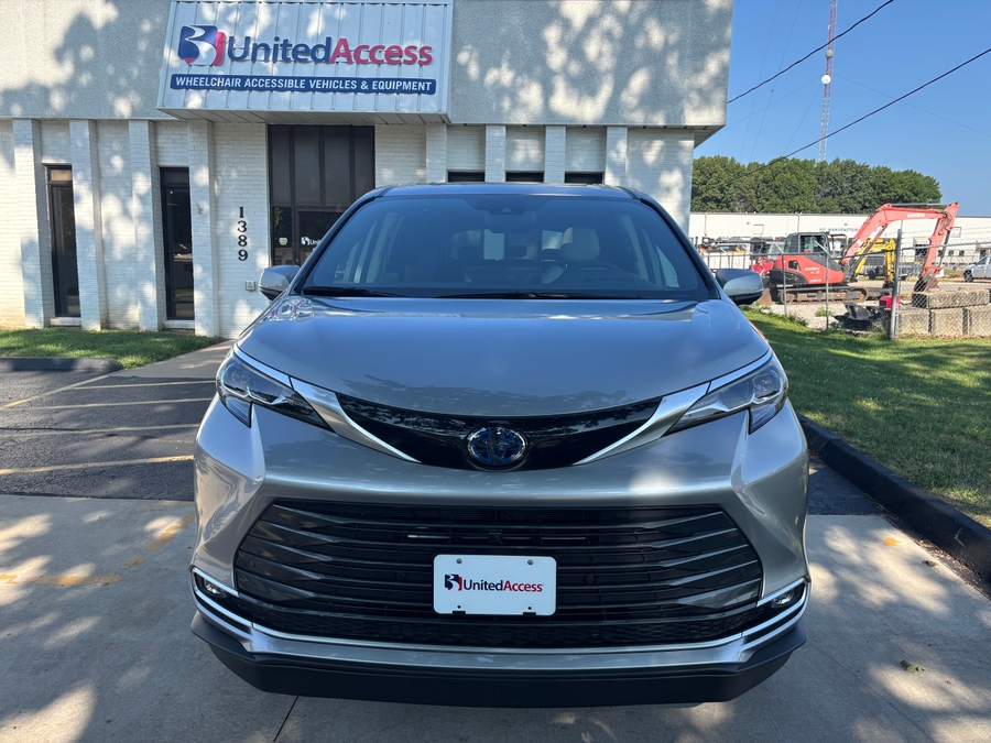 Used 2025 Toyota Sienna Hybrid Platinum - BraunAbility Side Entry Fold Out Automatic Ramp