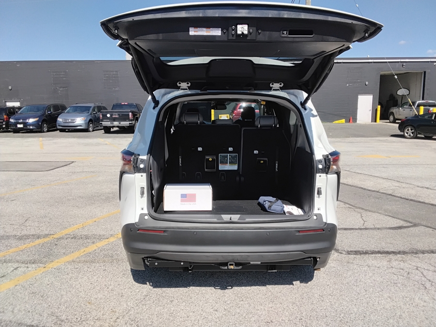Silver Toyota Sienna image number 7