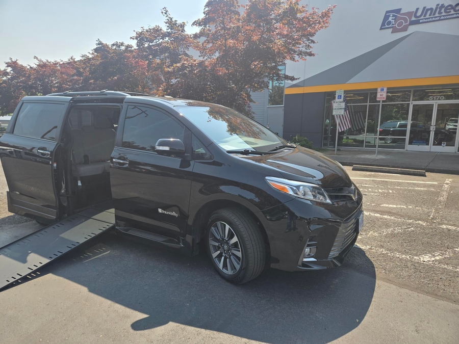 Used 2018 Toyota Sienna Limited Premium - BraunAbility Side Entry In Floor Automatic Ramp