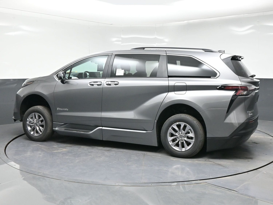 New 2026 Toyota Sienna Hybrid XLE Base - BraunAbility Side Entry Fold Out Automatic Ramp