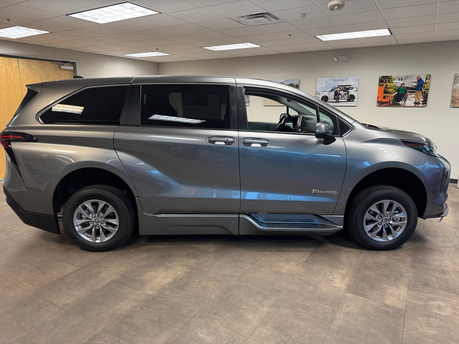 Used 2026 Toyota Sienna Hybrid LE - BraunAbility Side Entry Fold Out Automatic Ramp