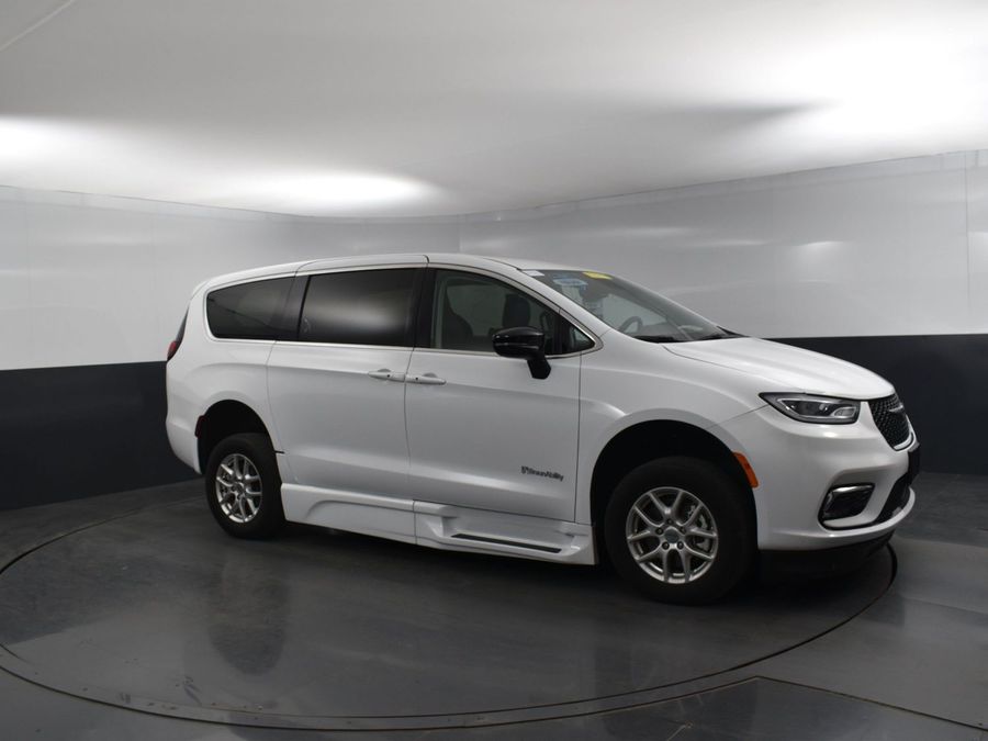 Used 2024 Chrysler Pacifica Touring L - BraunAbility Side Entry Entry Fold Out Automatic Ramp