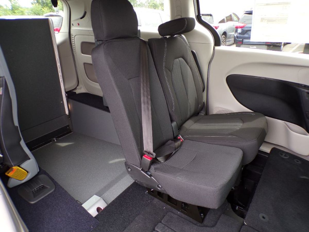 2024 CHRYSLER VOYAGER - Image 12