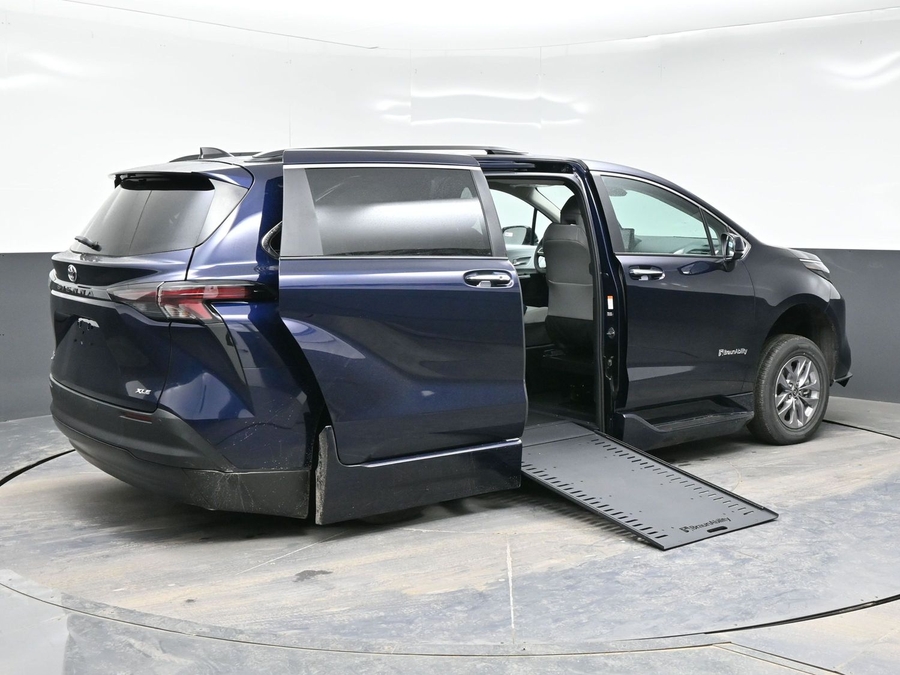 New 2026 Toyota Sienna Hybrid XLE Base - BraunAbility Side Entry In Floor Automatic Ramp