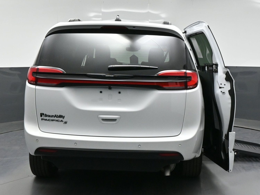 New 2026 Chrysler Pacifica Select Sport - BraunAbility Side Entry Fold Out Automatic Ramp