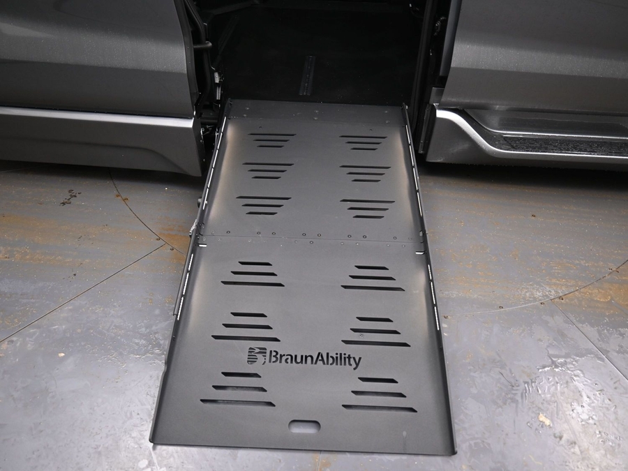 Grey Toyota Sienna image number 9