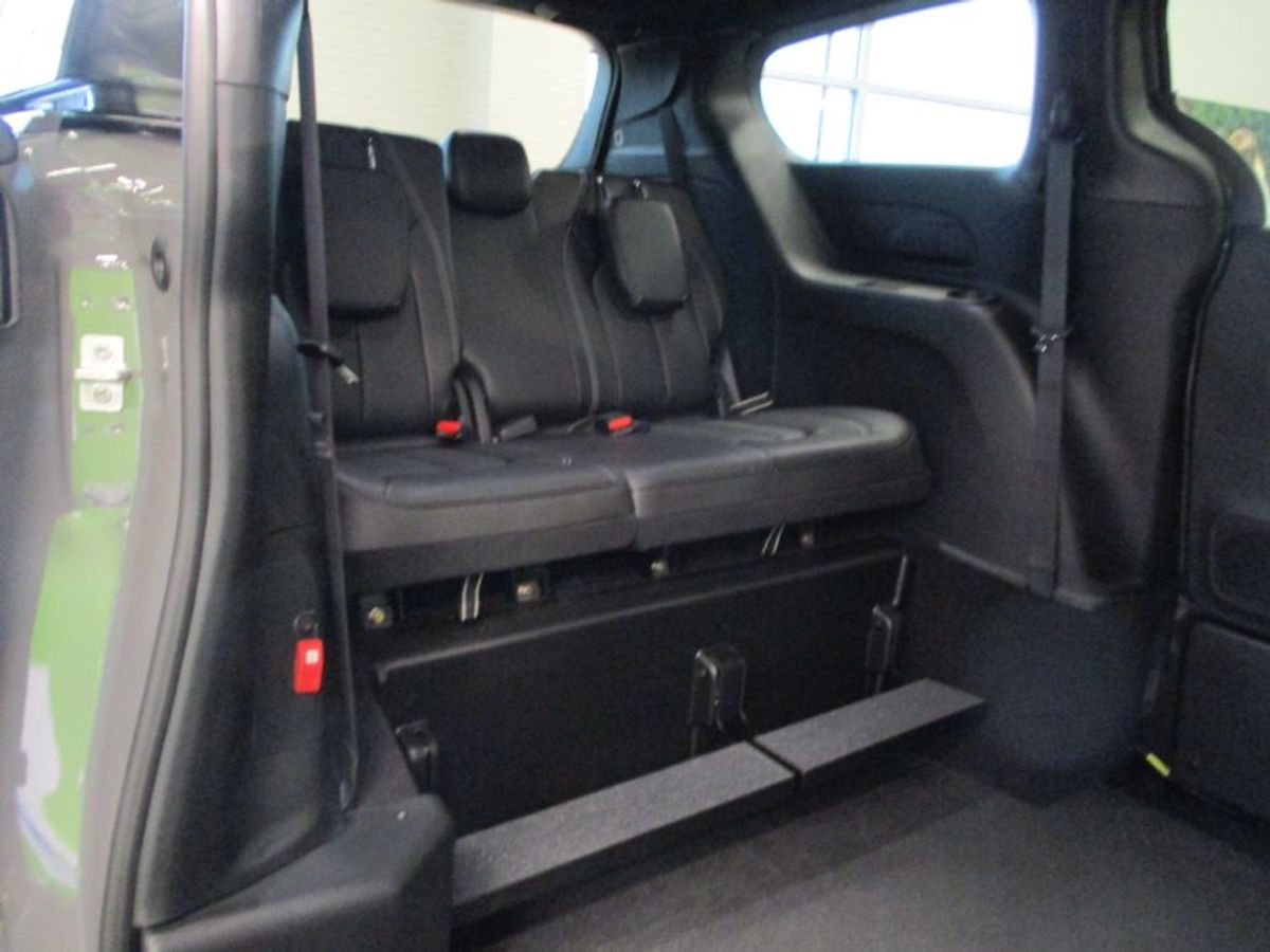 Grey Chrysler Pacifica image number 11