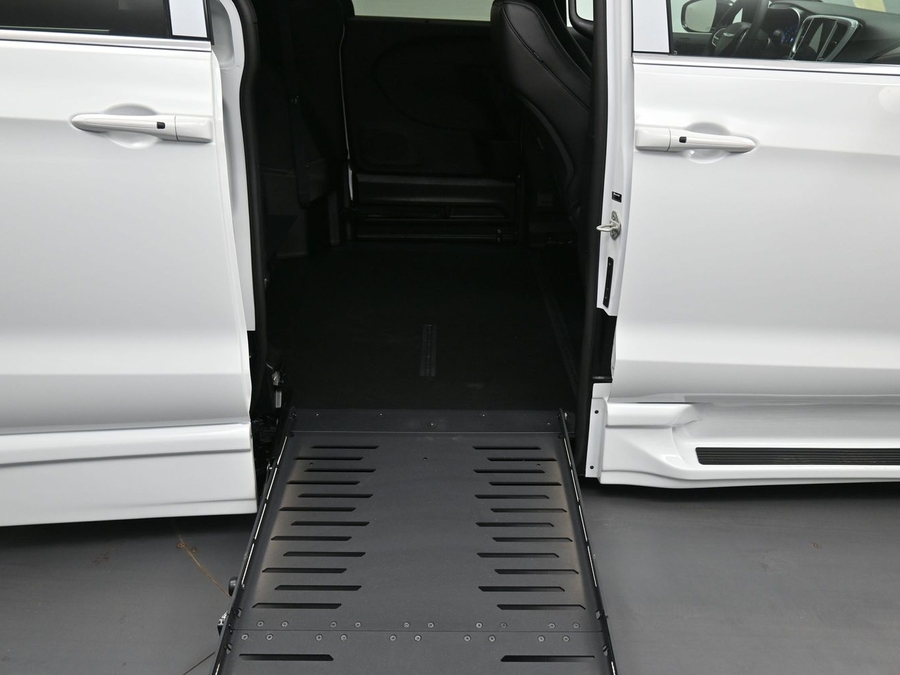 White Chrysler Pacifica image number 11