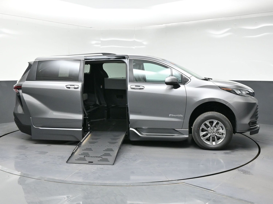 New 2026 Toyota Sienna Hybrid XLE Add - BraunAbility Side Entry Fold Out Automatic Ramp