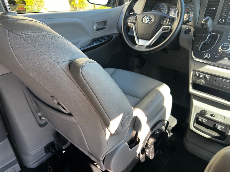 Used 2018 Toyota Sienna XLE NY - BraunAbility Side Entry Entry Fold Out Automatic Ramp