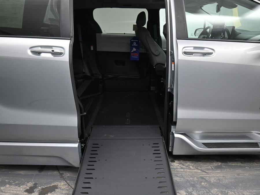 New 2025 Toyota Sienna Hybrid XLE Plus - BraunAbility Side Entry Entry In Floor Automatic Ramp