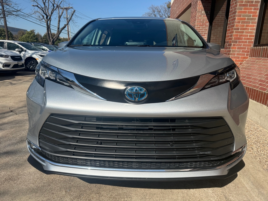 Used 2022 Toyota Sienna Hybrid XLE Base - BraunAbility Side Entry Entry Fold Out Automatic Ramp