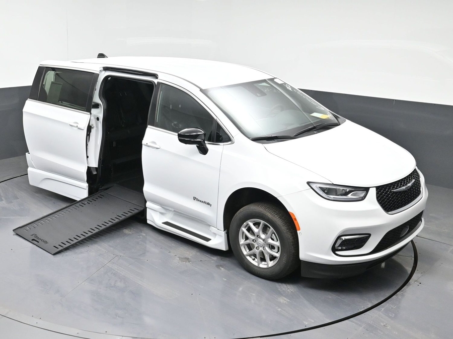 New 2025 Chrysler Pacifica Select Safety - BraunAbility Side Entry Entry In Floor Automatic Ramp