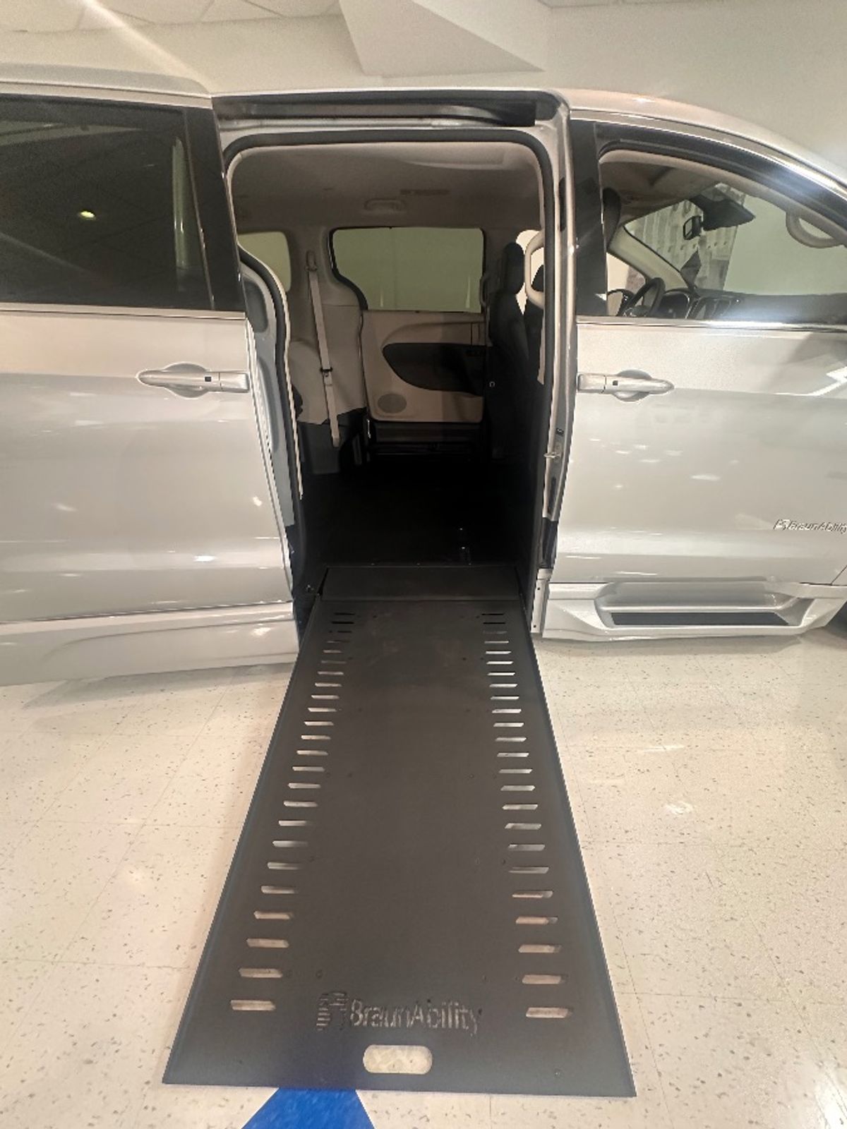 Silver Chrysler Pacifica image number 6