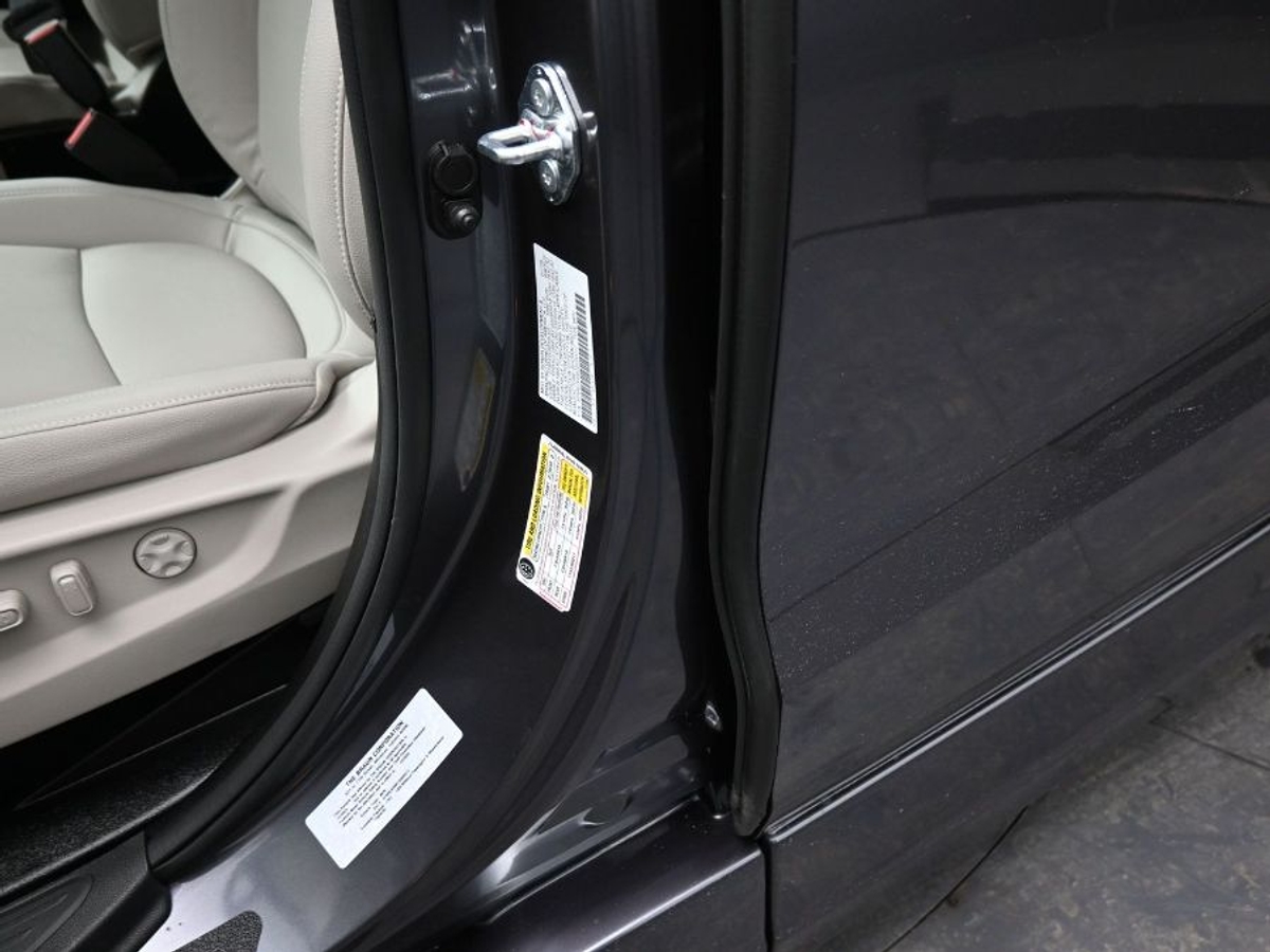 Grey Honda Odyssey image number 15