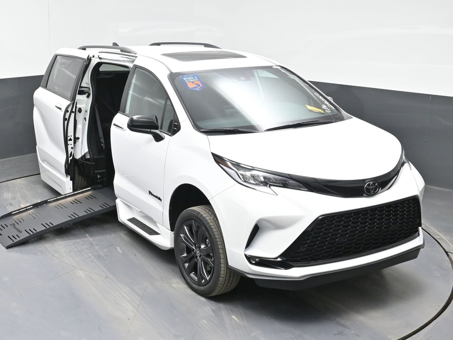New 2026 Toyota Sienna Hybrid XSE Sport - BraunAbility Side Entry Fold Out Automatic Ramp
