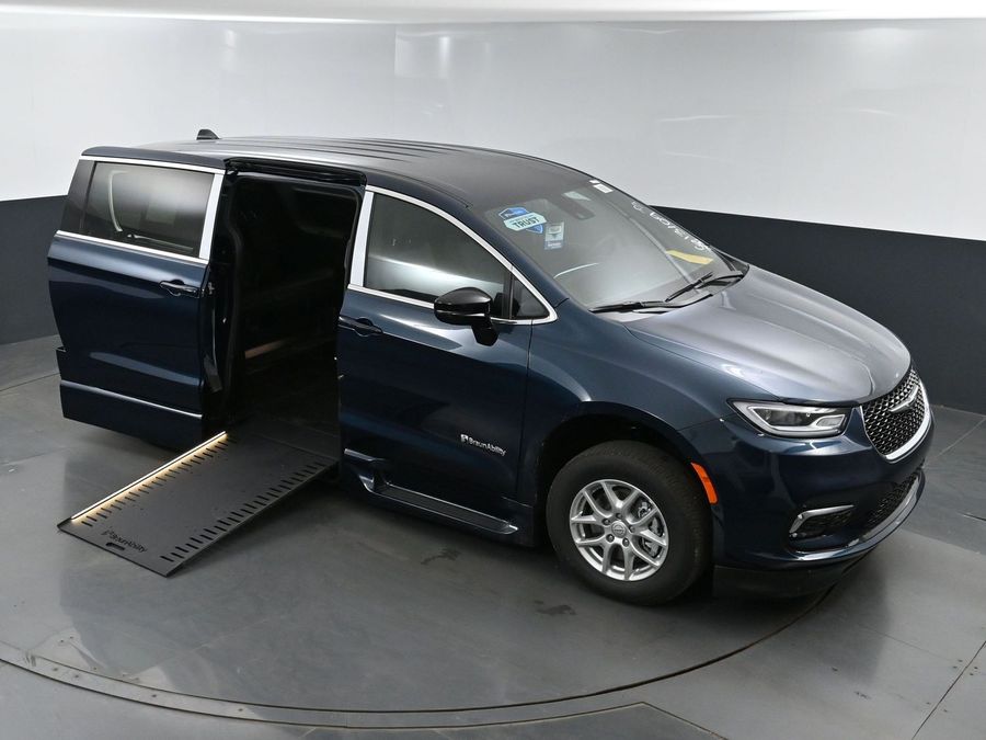 New 2025 Chrysler Pacifica Select Safety - BraunAbility Side Entry Entry In Floor Automatic Ramp