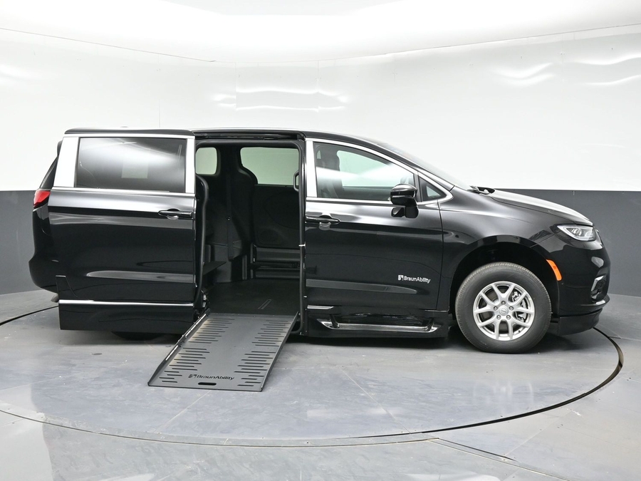 Black Chrysler Pacifica image number 2