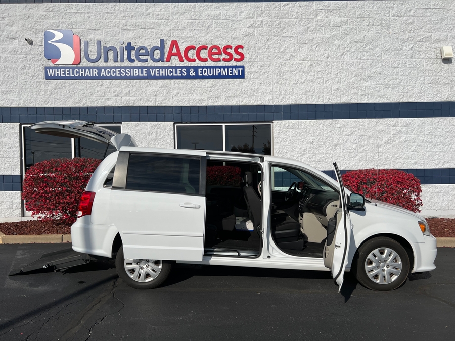 Used 2017 Dodge Grand Caravan SE - International Mobility Rear Entry Entry Fold Out Manual Ramp