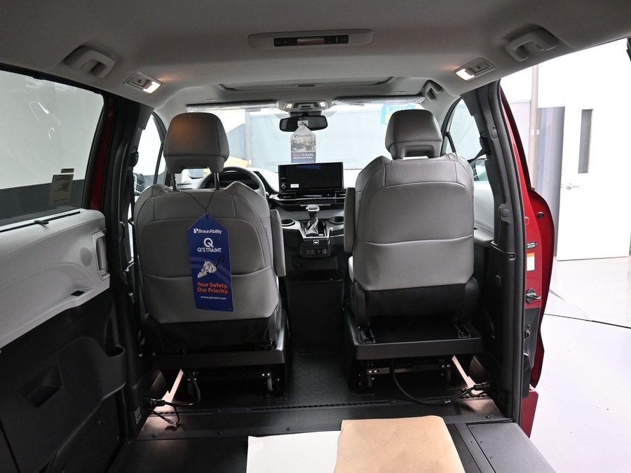 New 2026 Toyota Sienna Hybrid XLE Base - BraunAbility Side Entry In Floor Automatic Ramp