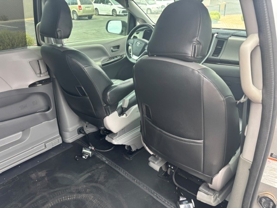 Used 2020 Toyota Sienna XLE - BraunAbility Side Entry Fold Out Automatic Ramp