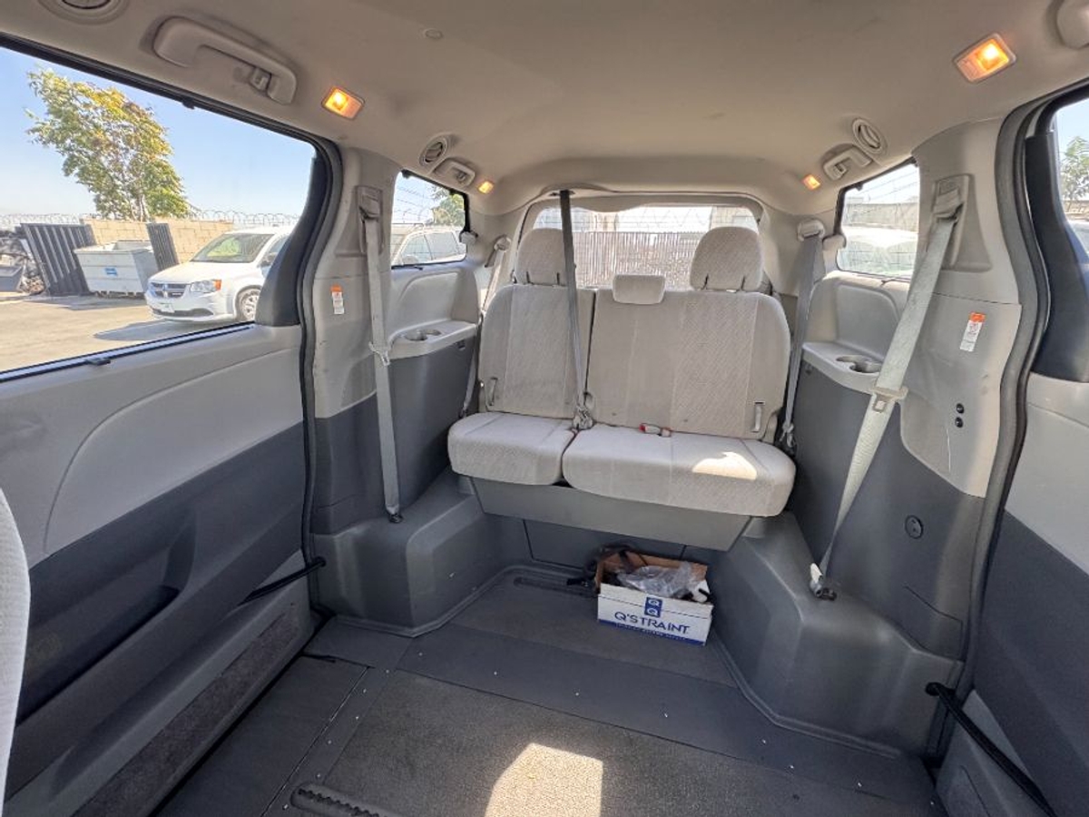 2017 TOYOTA SIENNA - Image 10