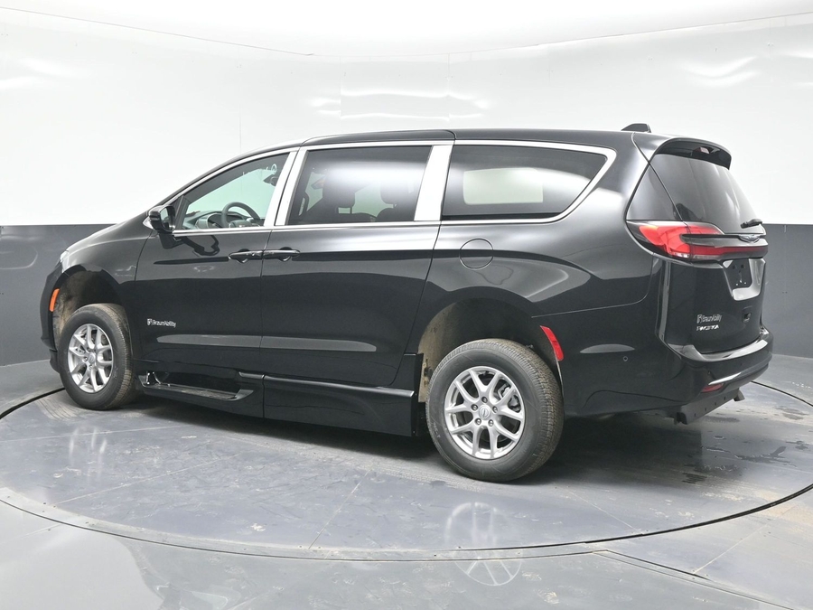 Black Chrysler Pacifica image number 3