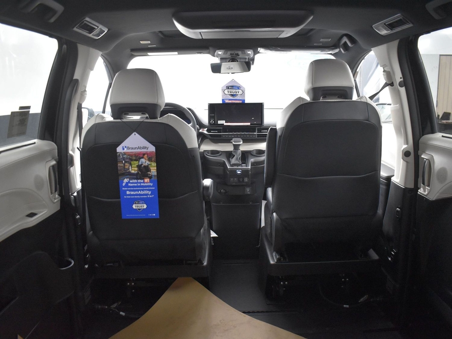 New 2025 Toyota Sienna Hybrid Platinum - BraunAbility Side Entry Entry In Floor Automatic Ramp