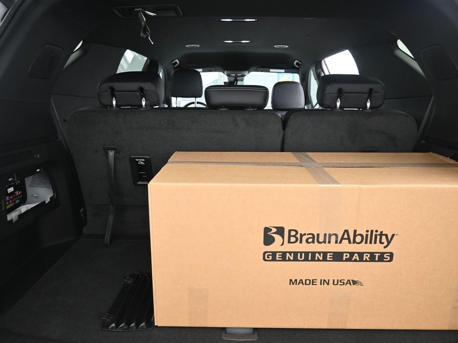 New 2026 Chevrolet Traverse 1LT Midnight - BraunAbility Side Entry In Floor Automatic Ramp