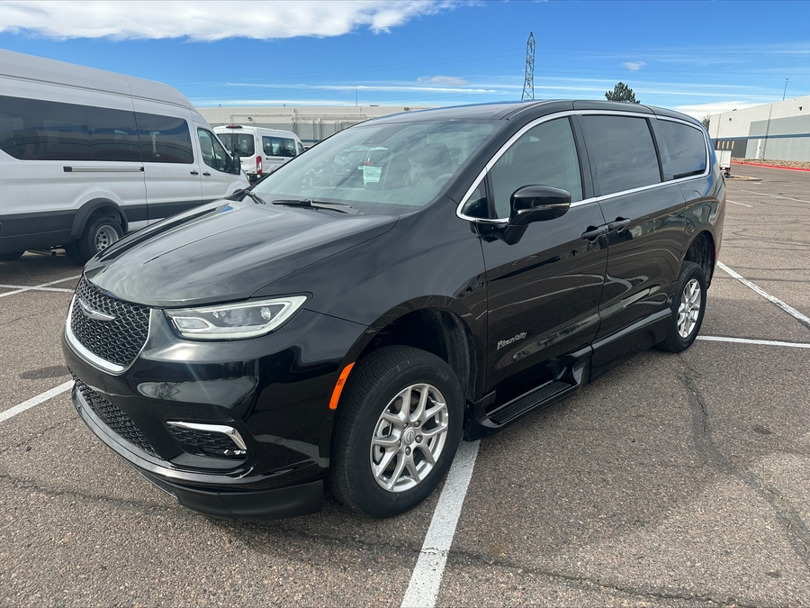 Black Chrysler Pacifica image number 15