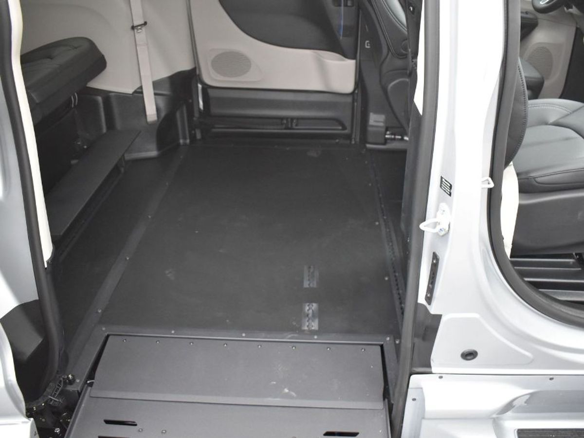 Silver Chrysler Pacifica image number 2