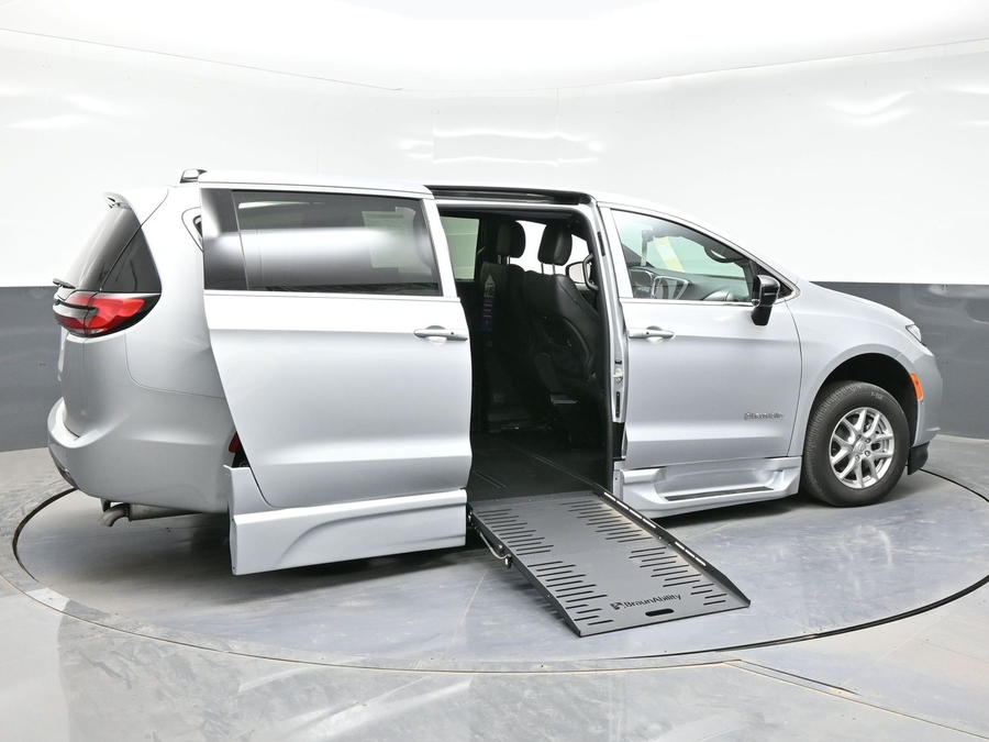 Silver Chrysler Pacifica image number 6