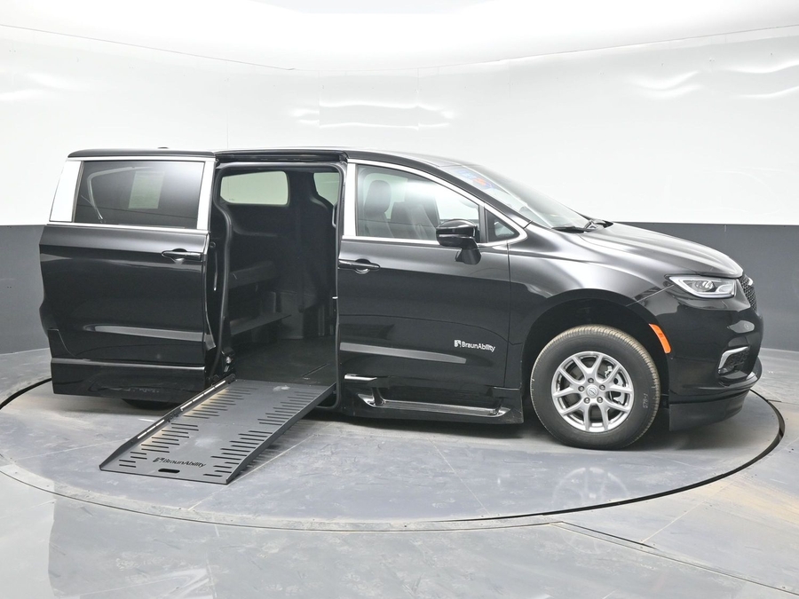 Black Chrysler Pacifica image number 7