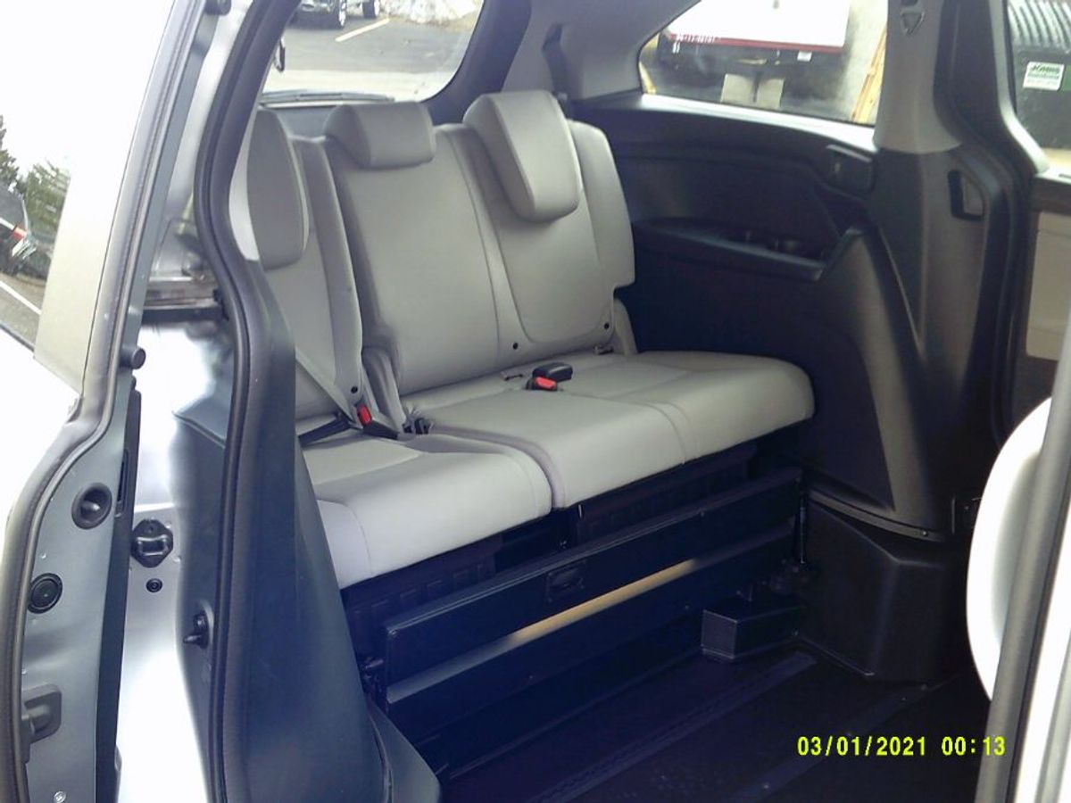 Silver Honda Odyssey image number 16