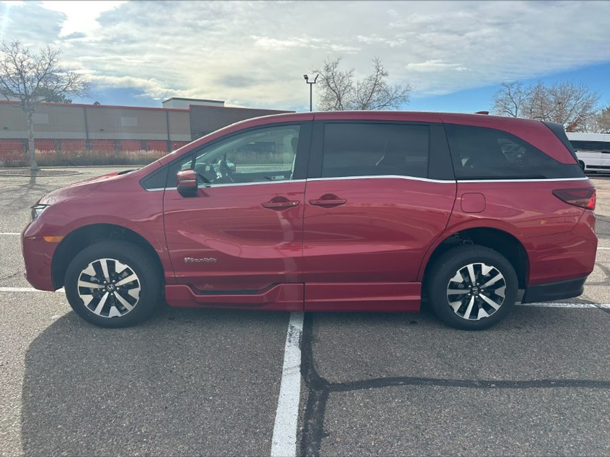 Red Honda Odyssey image number 6