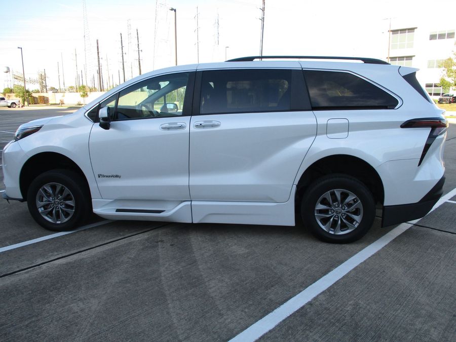 Used 2023 Toyota Sienna Hybrid XLE Base - BraunAbility Side Entry Entry In Floor Automatic Ramp