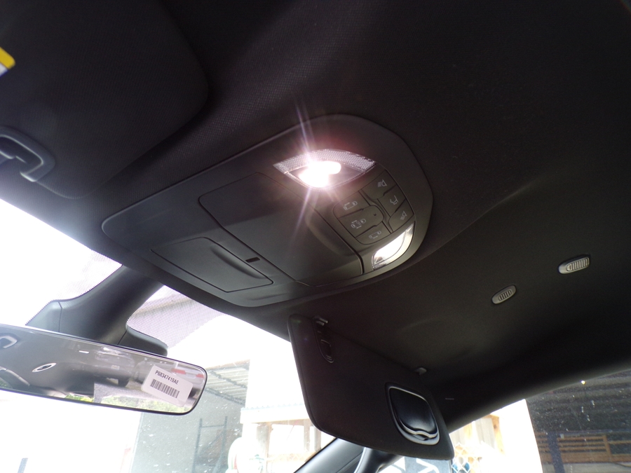 White Chrysler Voyager image number 16