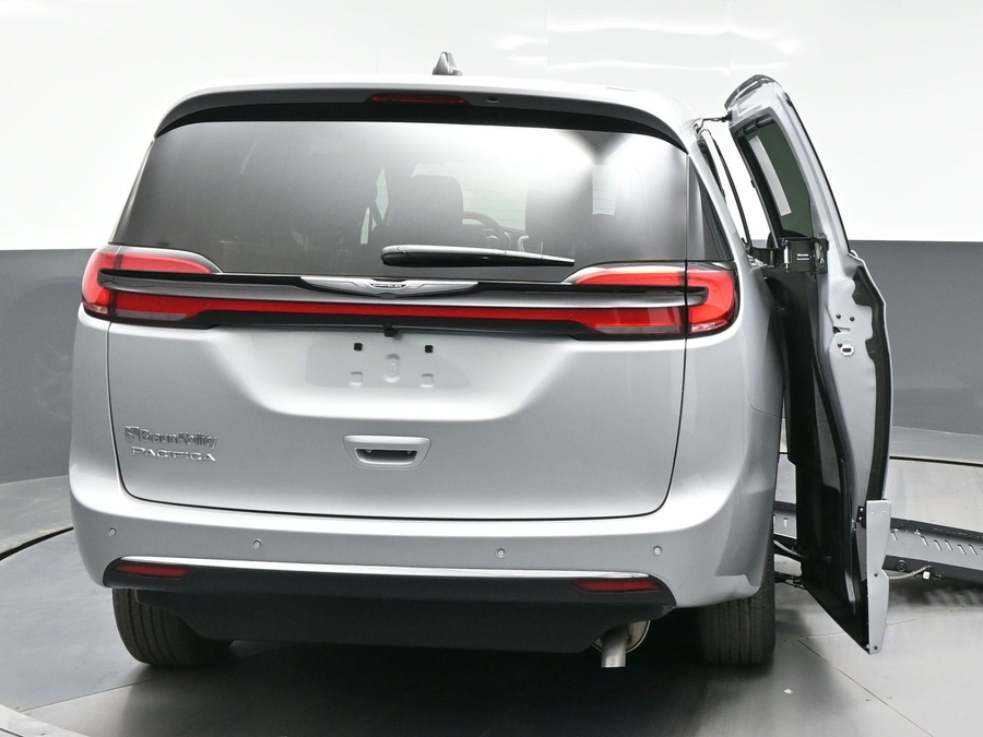 Silver Chrysler Pacifica image number 3